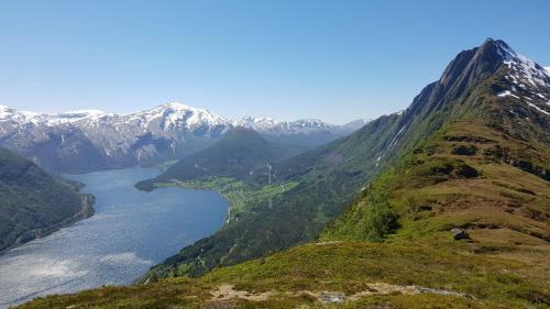 Between Fjord Og Glacier