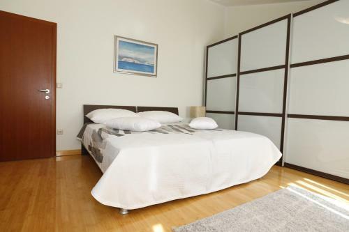 Apartment Bojan With Terrace And Sea View
