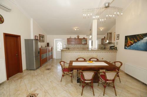 Apartment Bojan With Terrace And Sea View