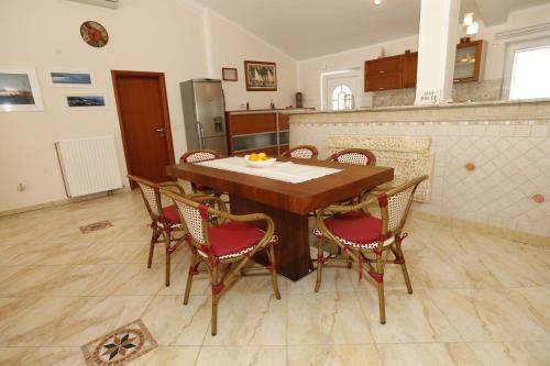 Apartment Bojan With Terrace And Sea View