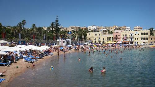 Luxury Apartment With Pool And Terrace, Top Location