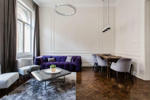 Opera Apartment With Garage, 2br & 2bth, AC