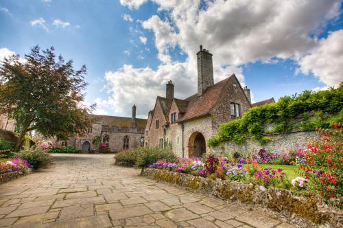 Lodge Lympne Castle Cottages