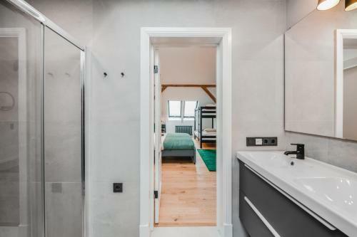 Apartamento Big Design Apt - Sleeps 12 - Best Location