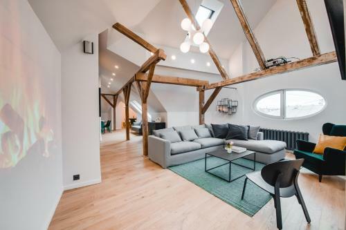 Apartamento Big Design Apt - Sleeps 12 - Best Location