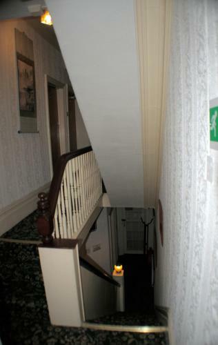 Hostal Seasons 24 Guest House