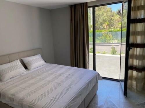 Bitez Aktur Yan? 4 Oda 4 Banyo L�x Triplex Villa