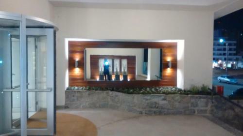 Apartamento Edificio Punta Del Este, Frente A Los Dedos Y Sobre Calle Gorlero