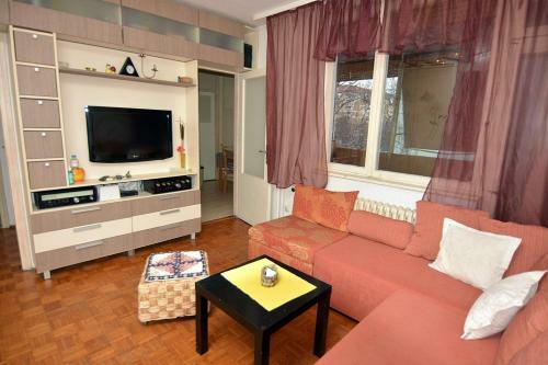 Apartman 3 Sobe - Lokacija Sajam- Bolnica - Stanica