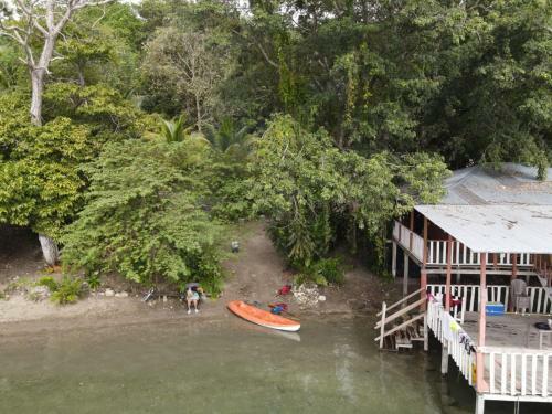 Caba�a En Playa, Lago Peten Itza