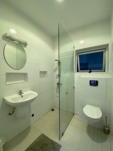 Lovely 3 Bedroom Apartment With Free Wifi