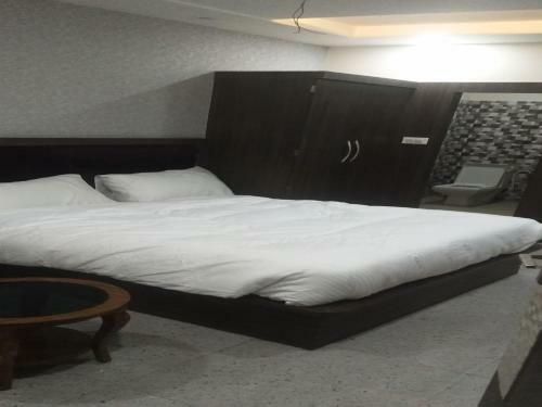 Oyo 80658 Shivhare Hotel And Guest House
