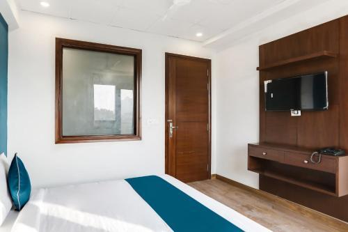 Hotel Silverkey Executive Stays 39550 Dakshin Marg Phase 2