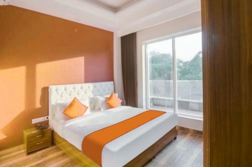 Fabhotel Skylight Inn