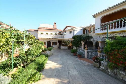 Apartment Liljana With Shared Swimming Pool