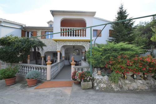 Apartment Liljana With Shared Swimming Pool