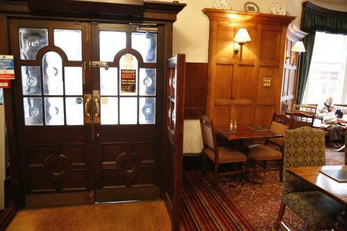 The Crown Hotel Stone