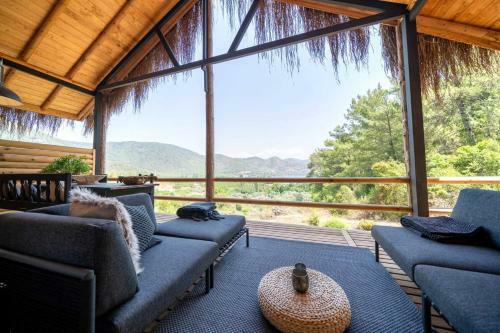 Villa Enchanting Forest Cottage With Lake View