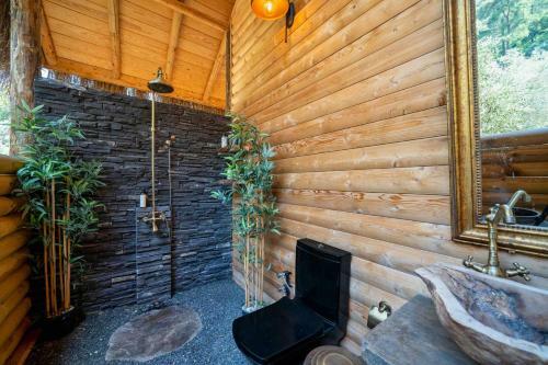 Villa Enchanting Forest Cottage With Lake View
