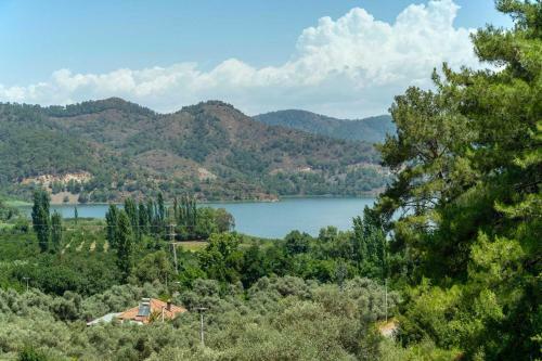 Villa Enchanting Forest Cottage With Lake View