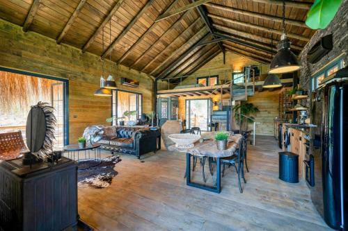 Villa Enchanting Forest Cottage With Lake View