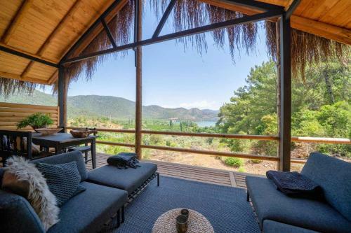 Villa Enchanting Forest Cottage With Lake View