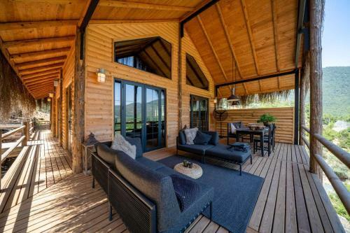Villa Enchanting Forest Cottage With Lake View