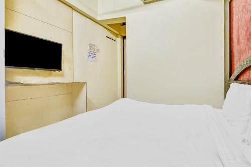 Capital O 82585 Honey Hotel