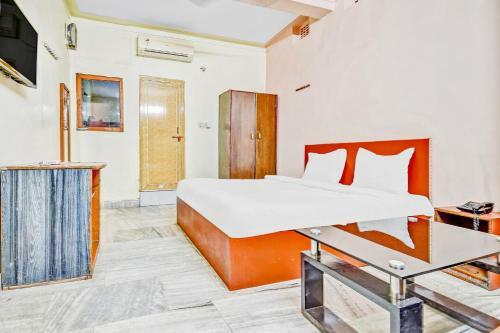Capital O 82585 Honey Hotel