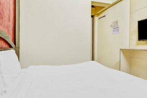 Capital O 82585 Honey Hotel