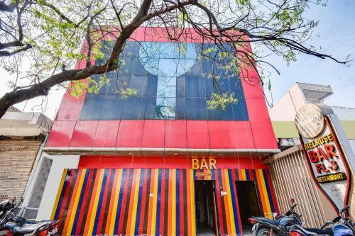 Capital O 82585 Honey Hotel