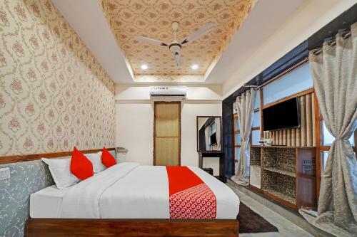 Oyo 82418 Hotel Radhika Palace