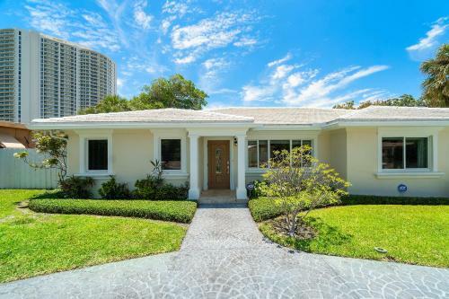 Steps To Beach! Luxe Stay/chef's Kitchen, Bbq & Lanai