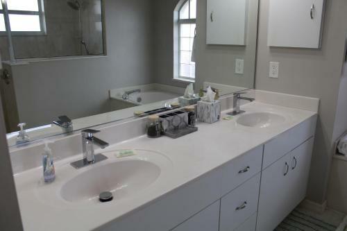 Spacious And Private Pool House, 15 Min To Beach