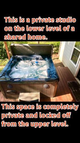 Hostal Luxurious Private Studio Get-away W/ Hot Tub & Koi Pond