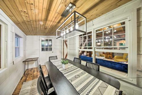 Chic Cherry Log Cabin With Private Hot Tub And Deck!
