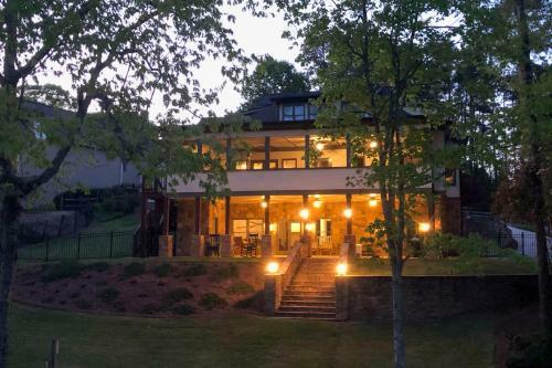 Spacious Lakefront Home With Screened-in Porch!