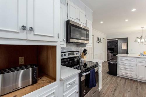Lakefront Home-2car Garage-tvs-luxury Master Suite