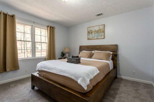 Lakefront Home-2car Garage-tvs-luxury Master Suite