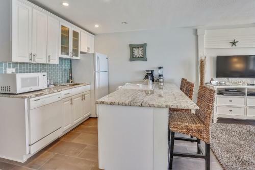 Sunset Chateau 511 Beachfront Condo, Amazing Updates, Pool, Bbq
