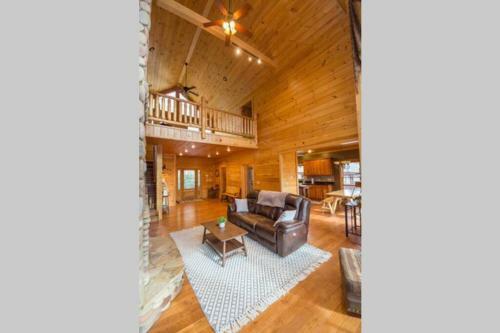 Christmas Lodge-secluded Near Downtown Blue Ridge