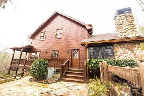 Christmas Lodge-secluded Near Downtown Blue Ridge