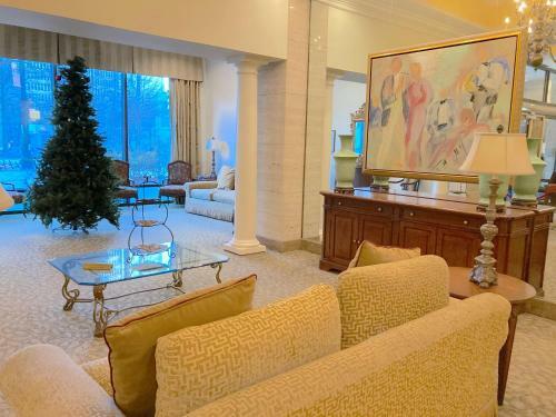 High Floor Traditional Style Studio With Balcony In Downtown Atl