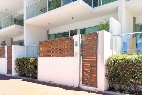 Luxury Beachfront Apartment At The Breeze - Free Wifi