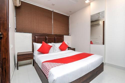 Oyo 27790 Hotel Adhiraj Palace