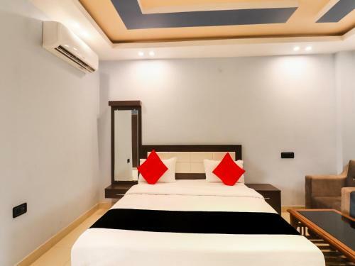 Capital O 65555 Dera Bassi Hotel