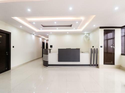Capital O 65555 Dera Bassi Hotel