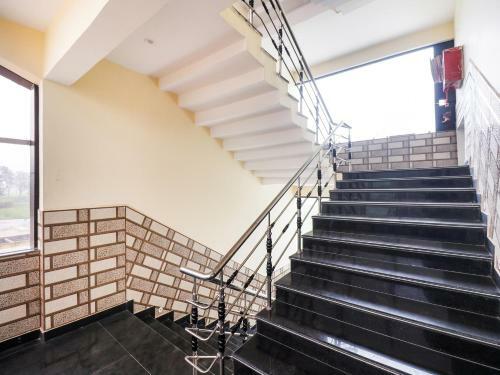 Capital O 65555 Dera Bassi Hotel