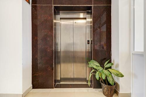 Hotel Townhouse Oak Sharoz Residency