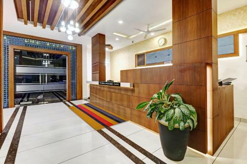 Hotel Townhouse Oak Sharoz Residency
